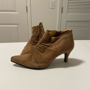 Splash women’s suede heel boots — size 7‎